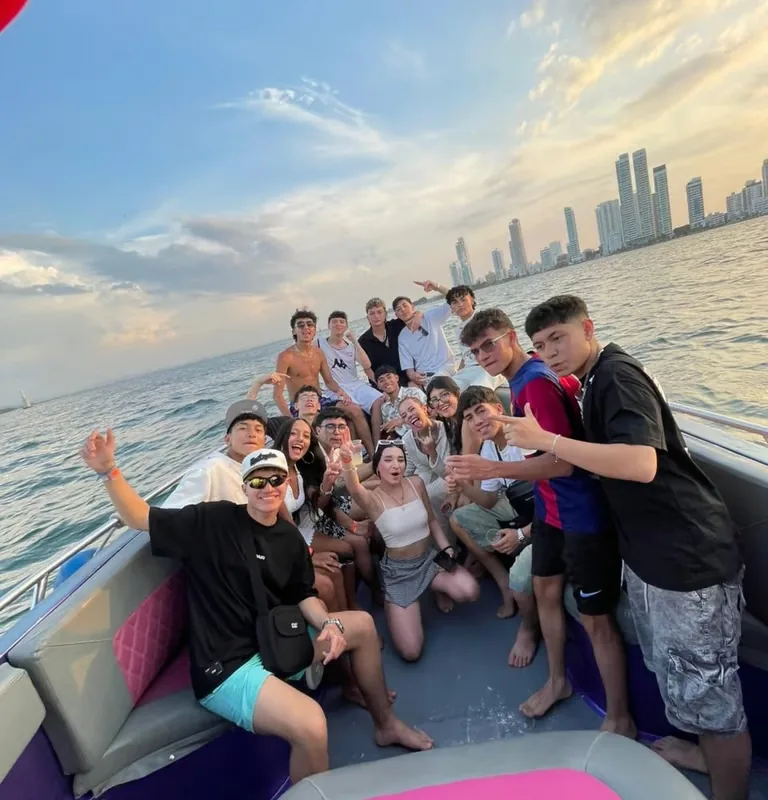 Estudiantes disfrutando una excursión escolar en Cartagena